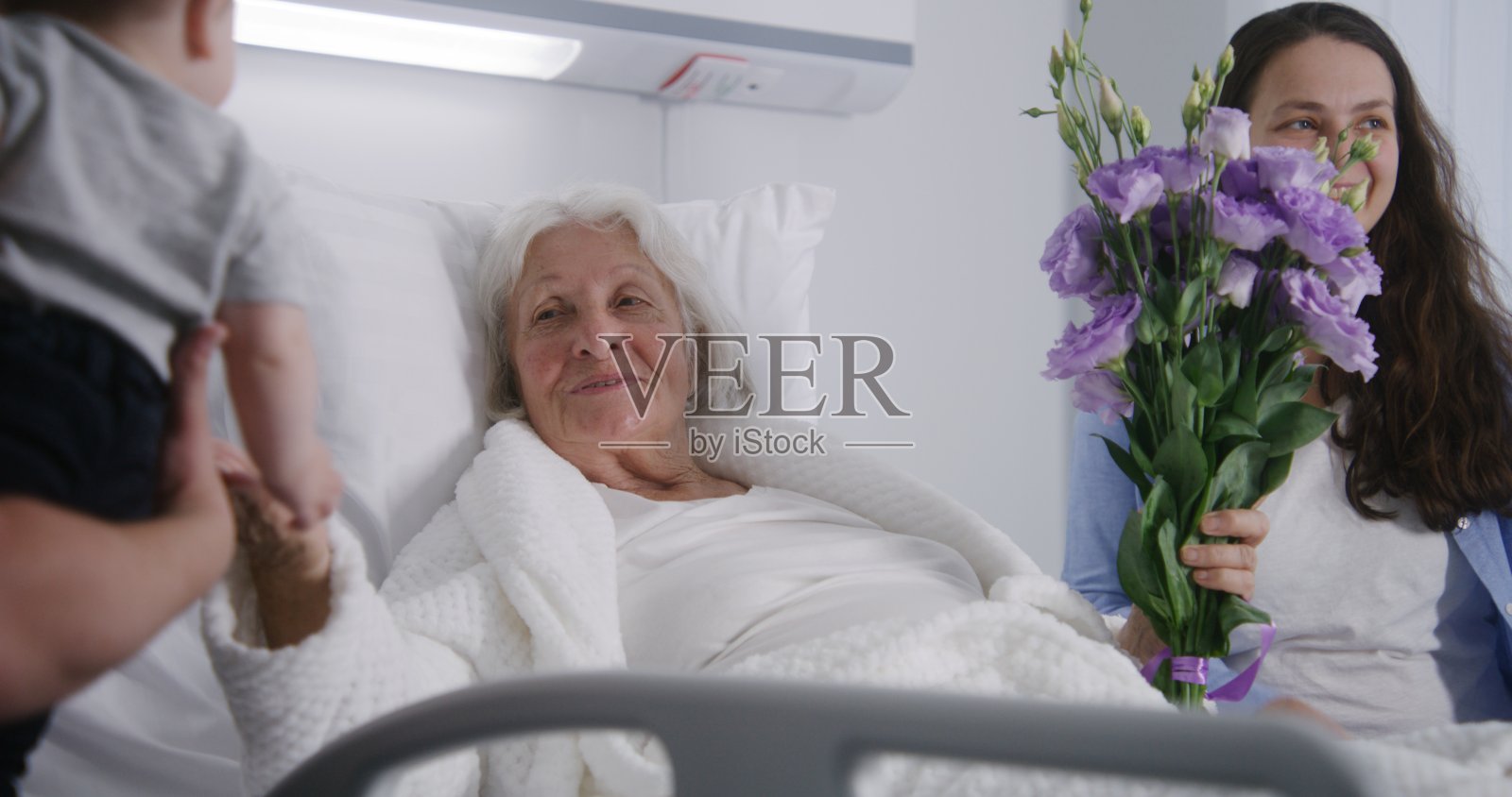 一家人带着小孩去医院看望祖母照片摄影图片