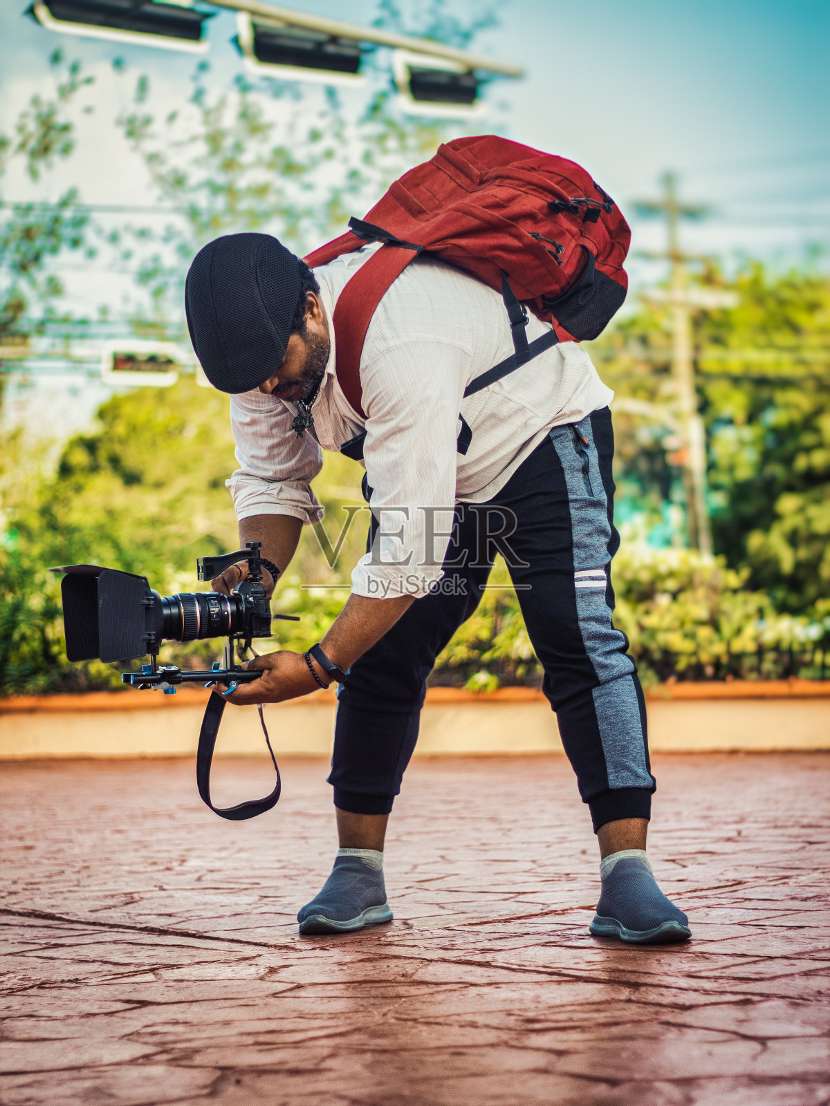 带着摄影机游览城市的电影制作人照片摄影图片