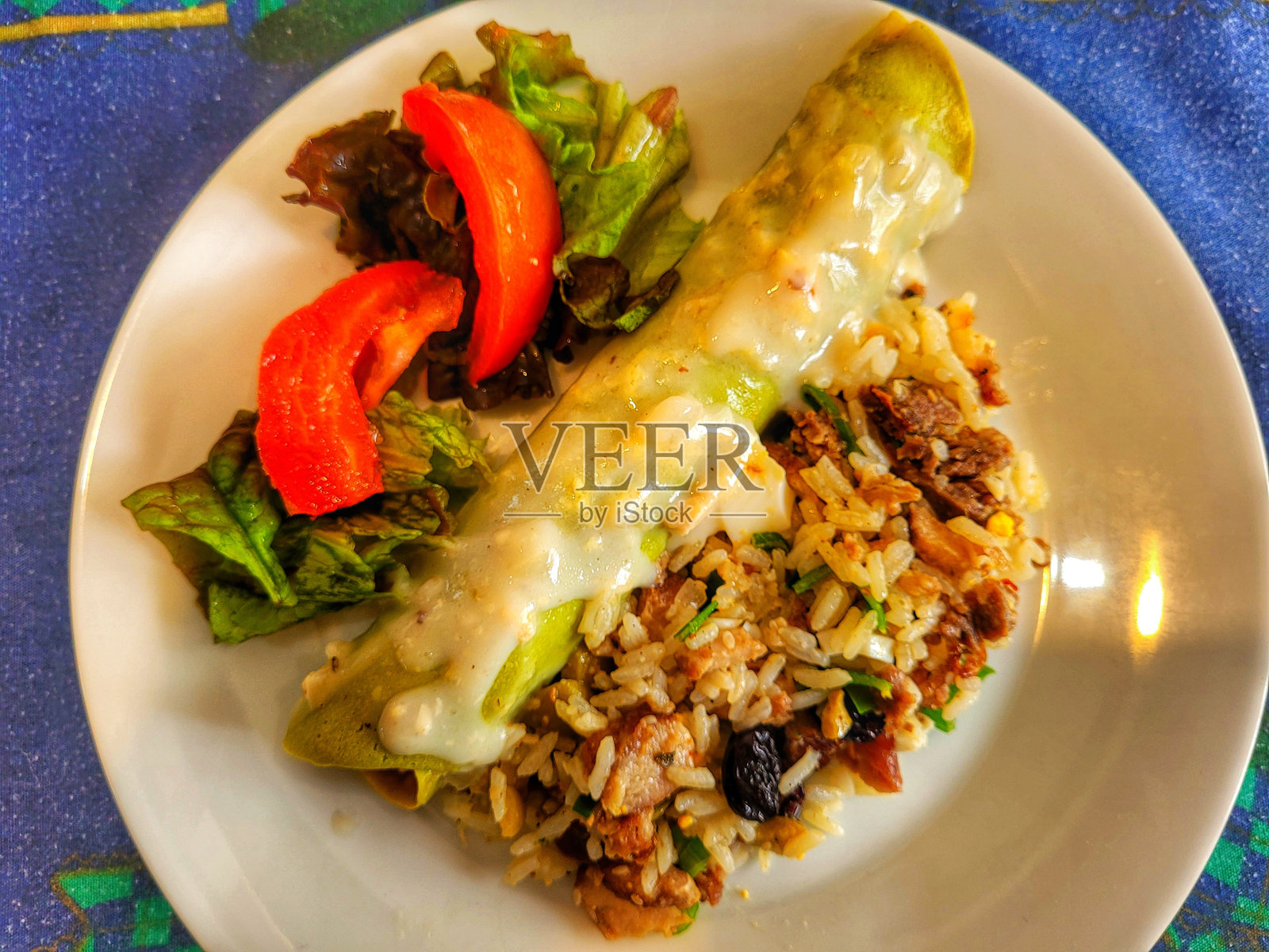 用豌豆粉做的手工煎饼,里面塞满了鸡肉,配上青菜沙拉和糖醋饭照片摄影图片