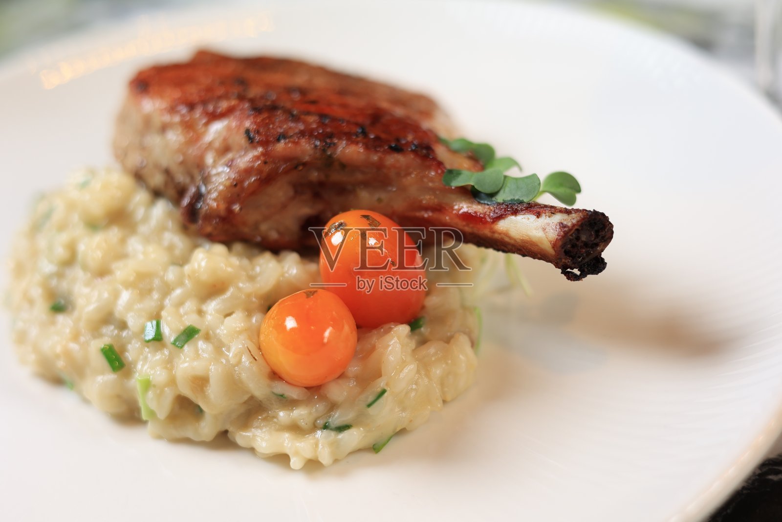 羊排配意大利烩饭照片摄影图片