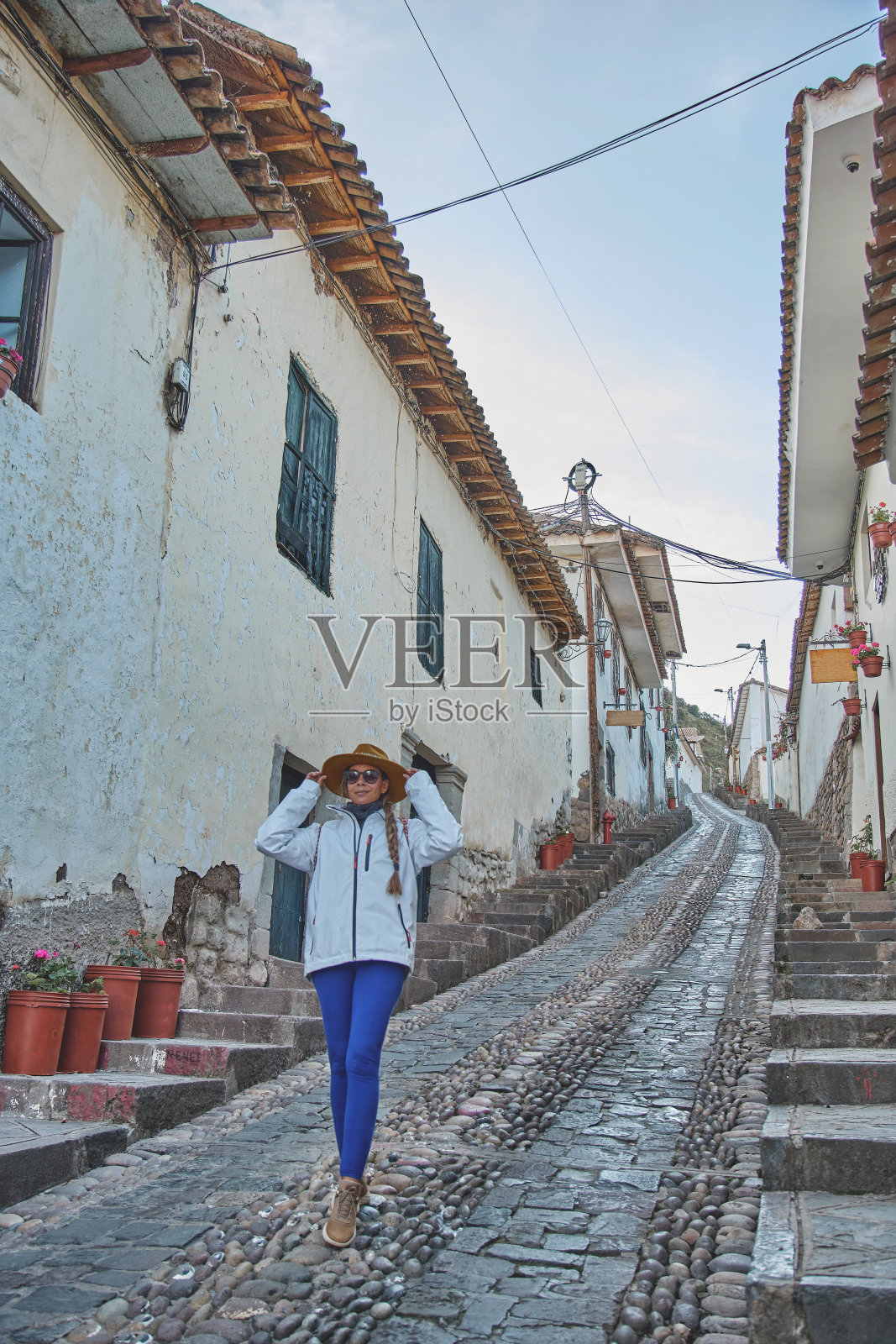 秘鲁殖民地库斯科街的妇女。旅游的概念照片摄影图片