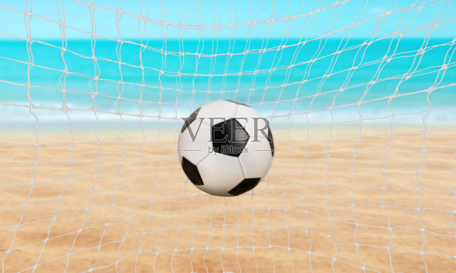 沙滩足球景观与蓝天碧水照片摄影图片