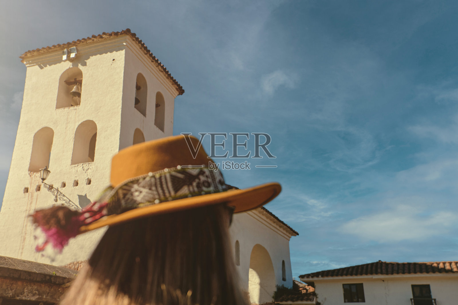 戴着遮阳帽的年轻女游客站在钦切罗。秘鲁照片摄影图片