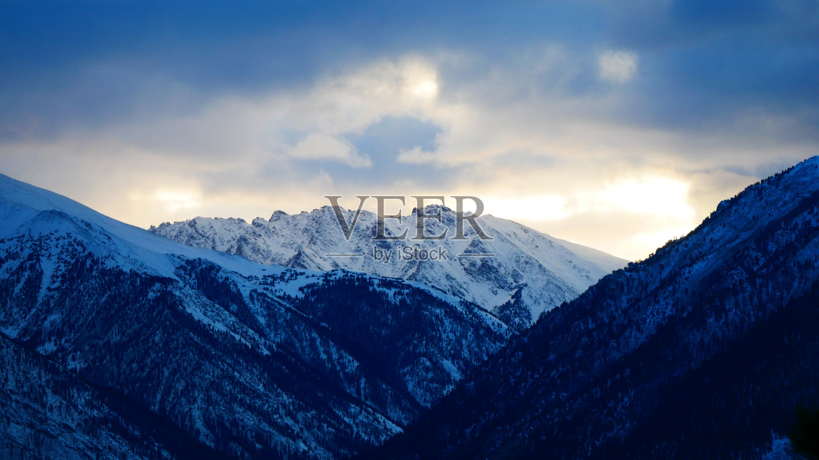 美丽的雪山在科罗拉多州日落照片摄影图片
