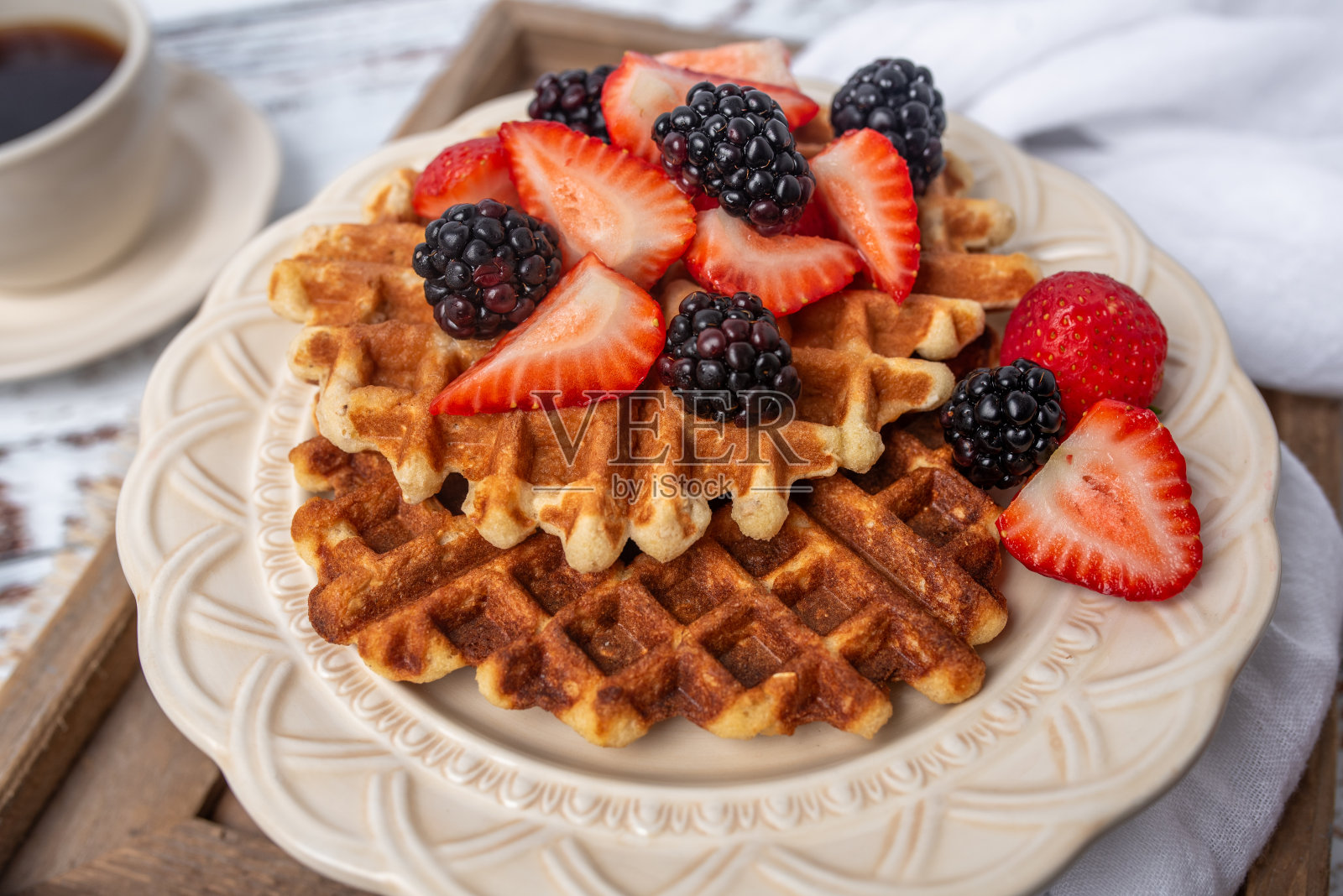 蛋白质健康的华夫饼,加浆果,早餐用奶油盘子照片摄影图片