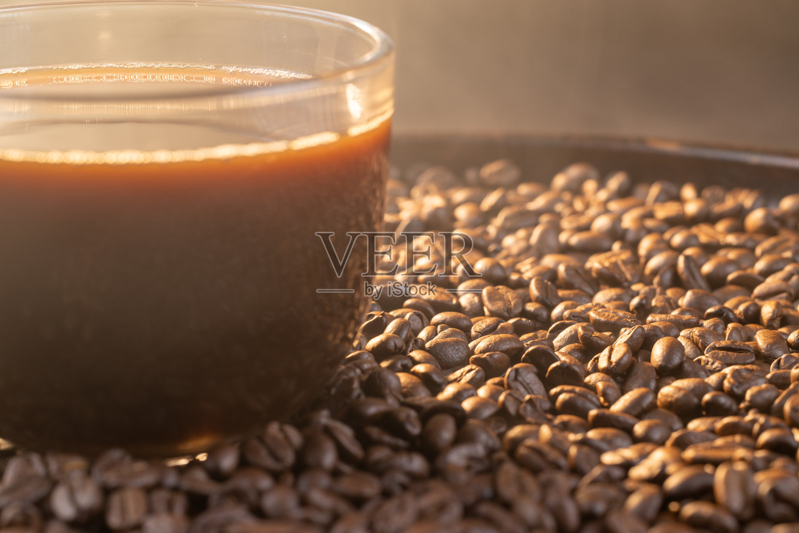 一杯咖啡和咖啡豆照片摄影图片