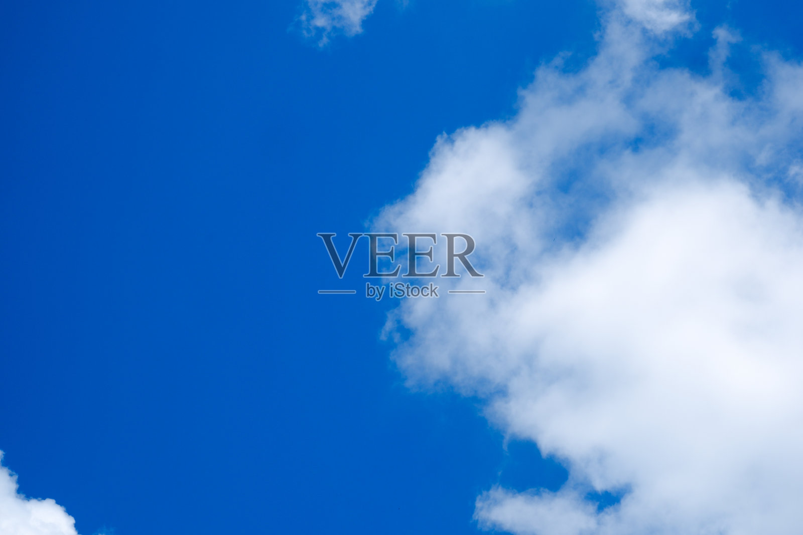 天空中的白云。阳光明媚的一天。背景。用于说明的图形。照片摄影图片