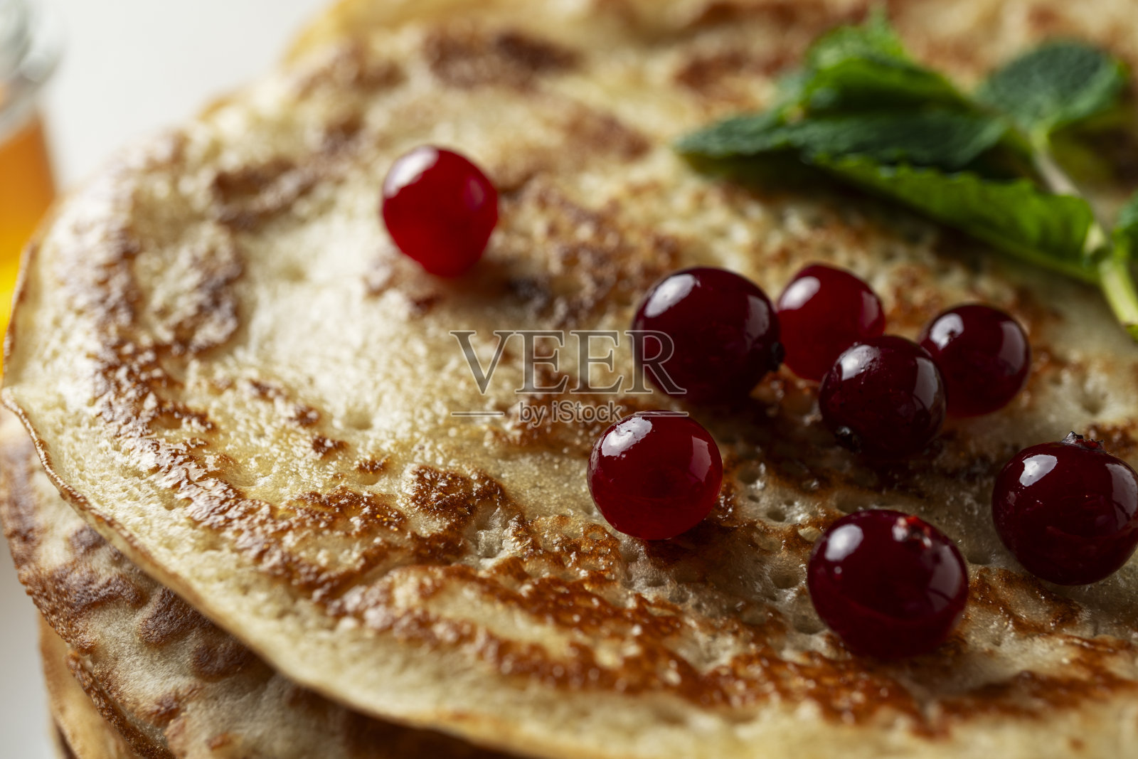 大煎饼在浅色的石头背景照片摄影图片