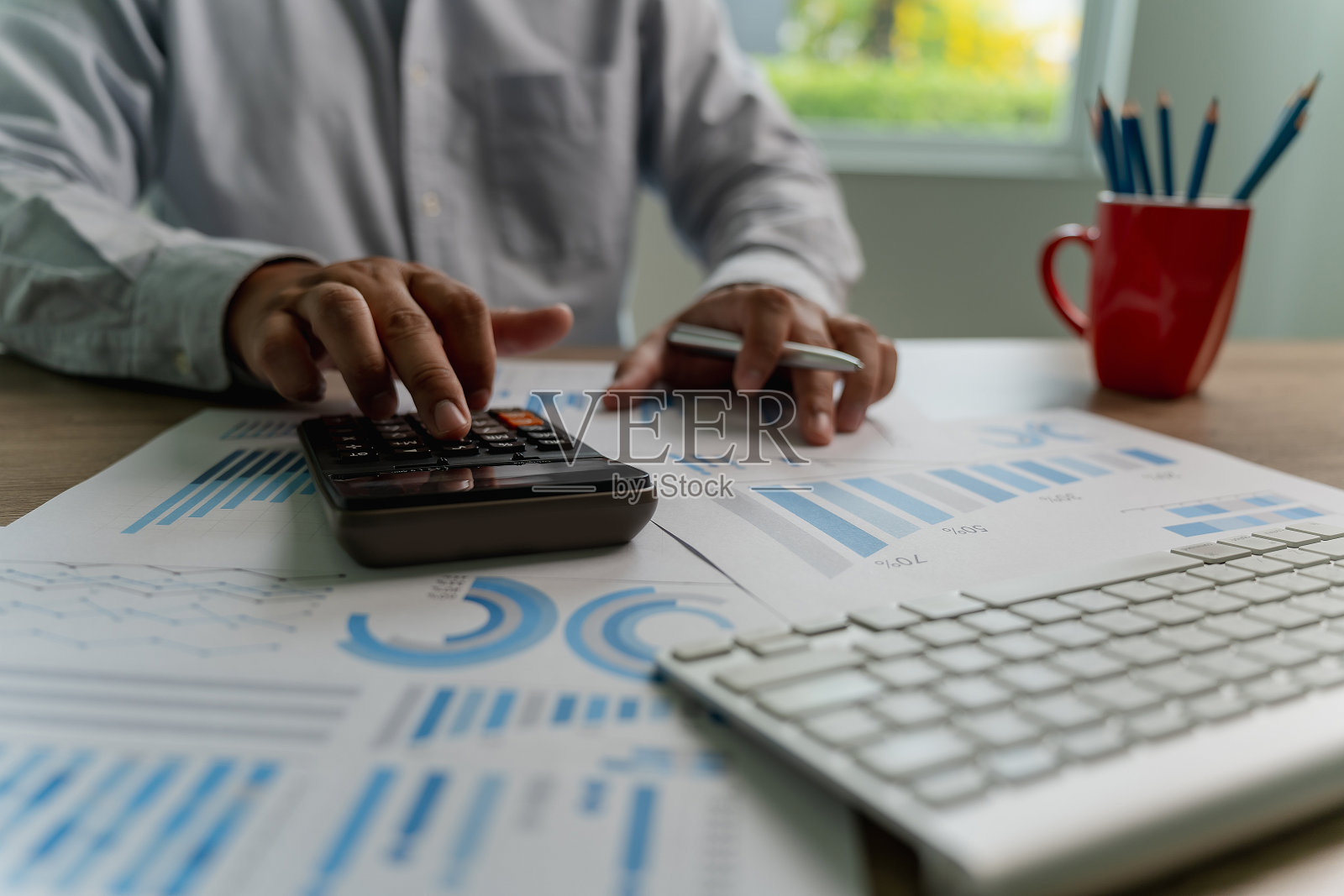 使用计算器的人,会计,在桌子上工作预算和贷款,会计分析,税务财务,银行收入储蓄预算照片摄影图片