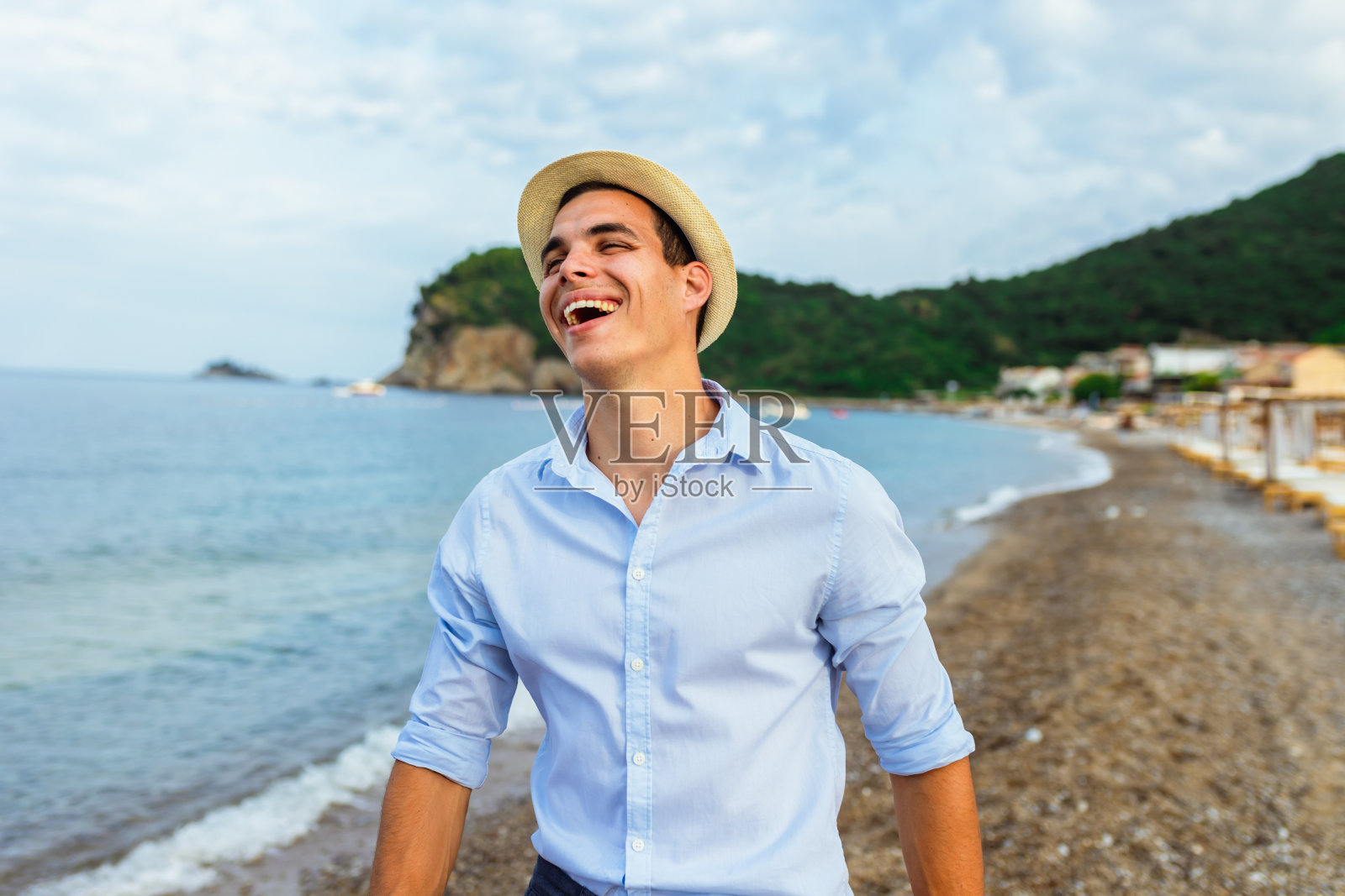 帅哥独自走在沙滩上照片摄影图片