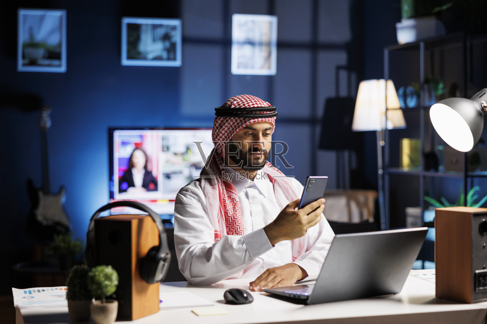 现代阿拉伯人沉迷于网上工作照片摄影图片