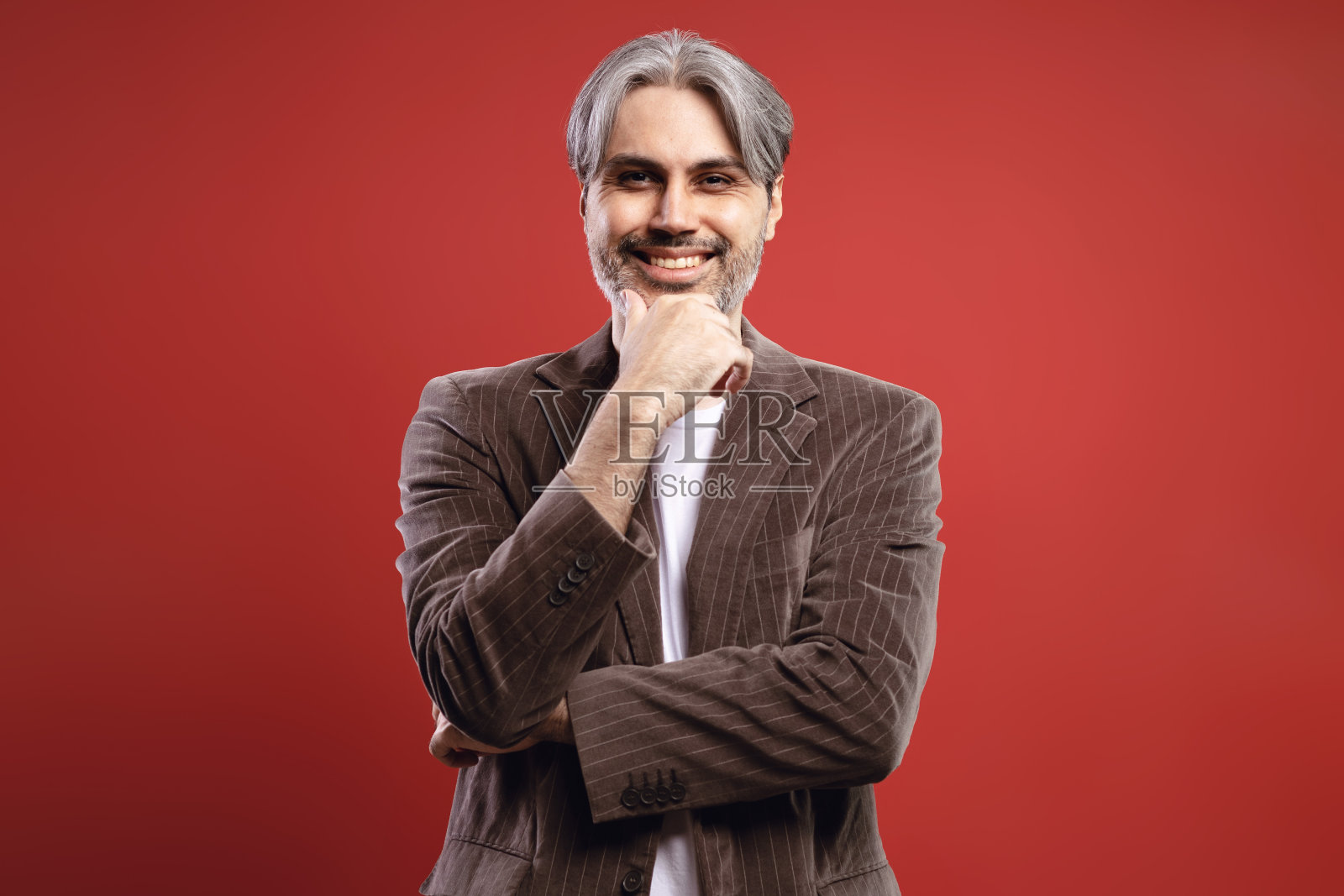 男人手托下巴微笑照片摄影图片