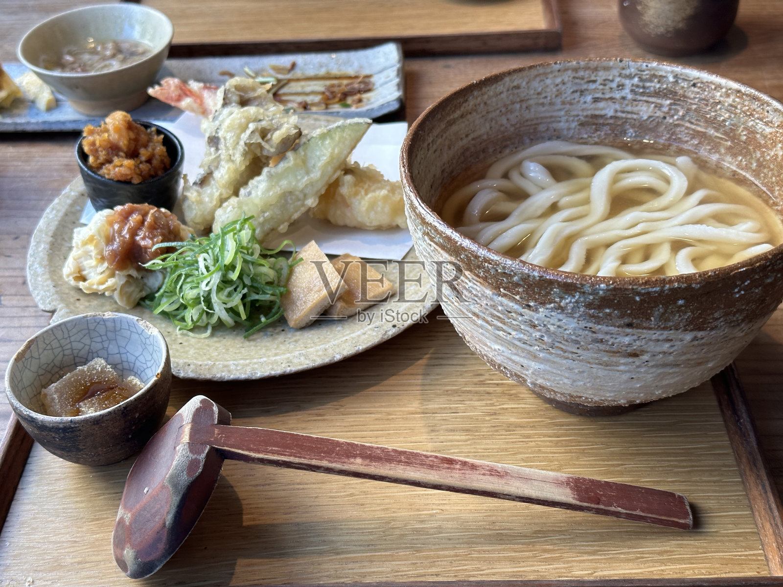 乌冬面Teishoku照片摄影图片