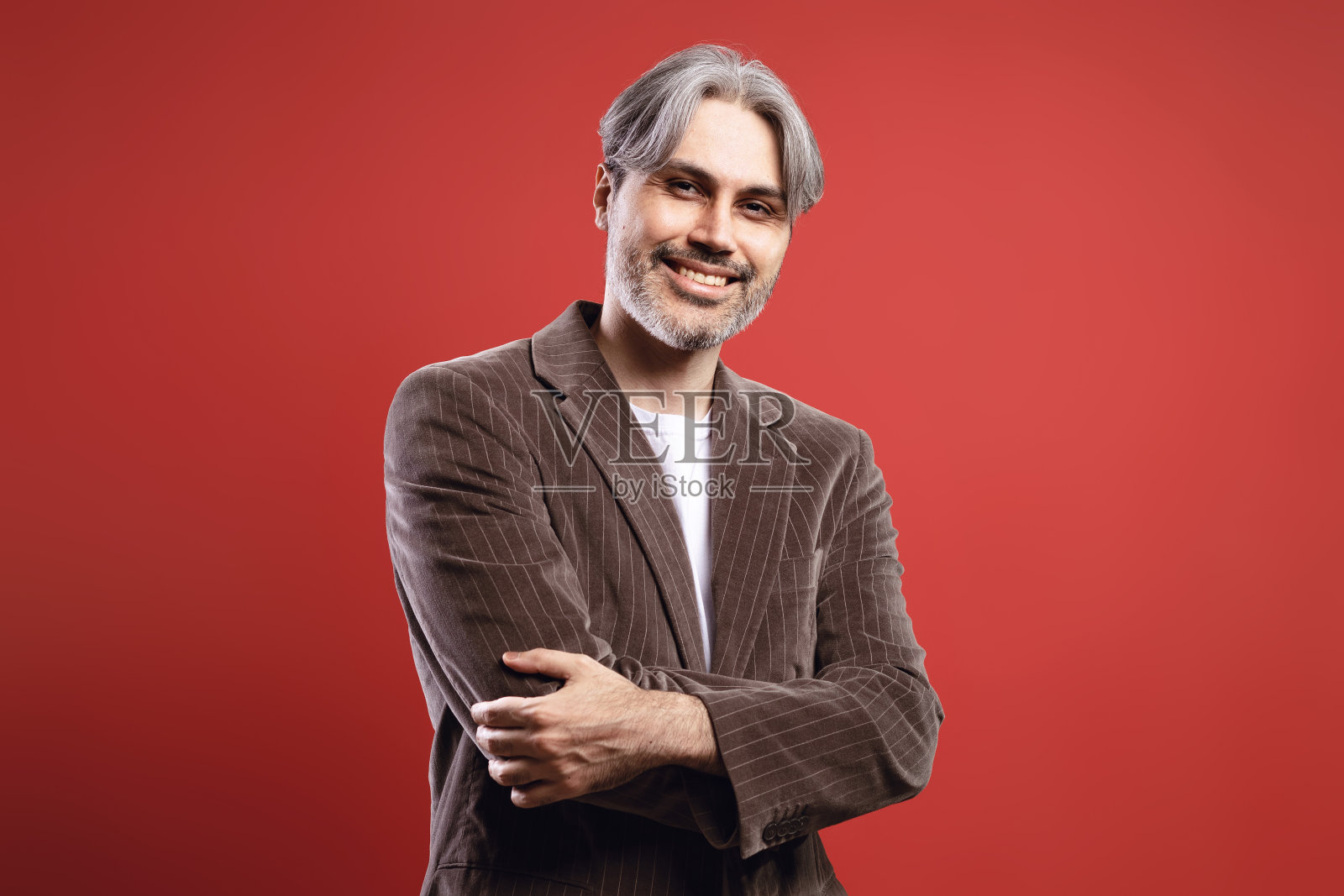 交叉双臂微笑的男人照片摄影图片