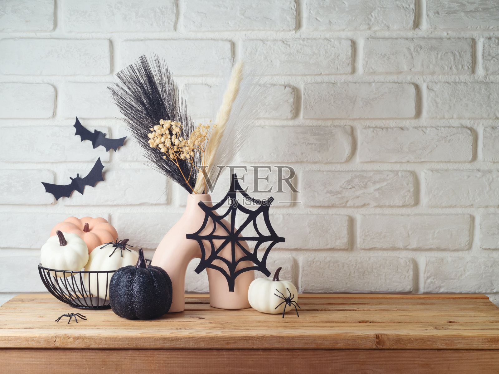 万圣节的背景与现代花瓶和装饰木桌上的砖墙照片摄影图片
