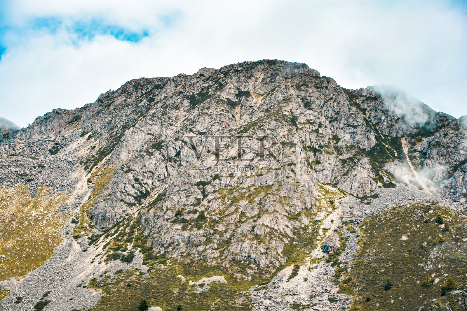 高原地区裸露的岩石山峰照片摄影图片