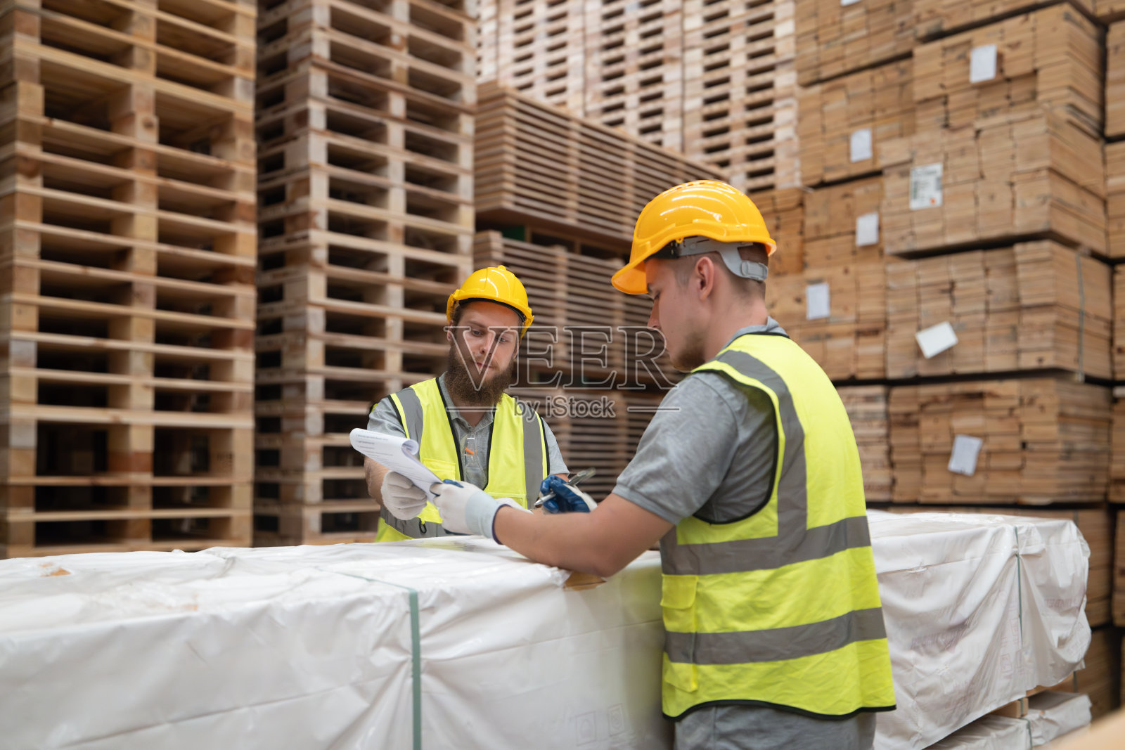 木工寻求二氧化碳减排,可回收材料,操作变化,资源效率。照片摄影图片