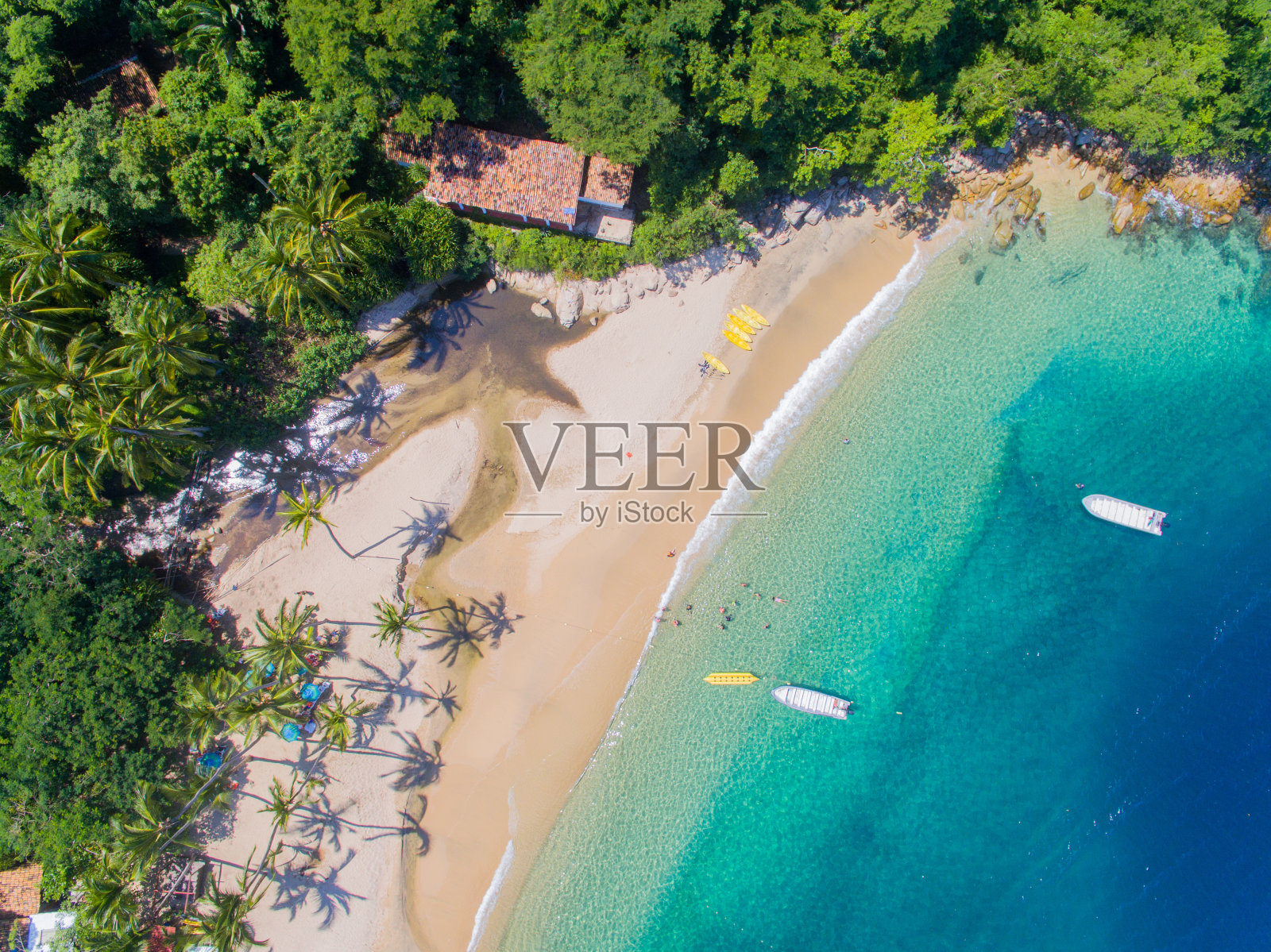 巴亚尔塔港的隐蔽海滩(Majahuitas海滩)照片摄影图片