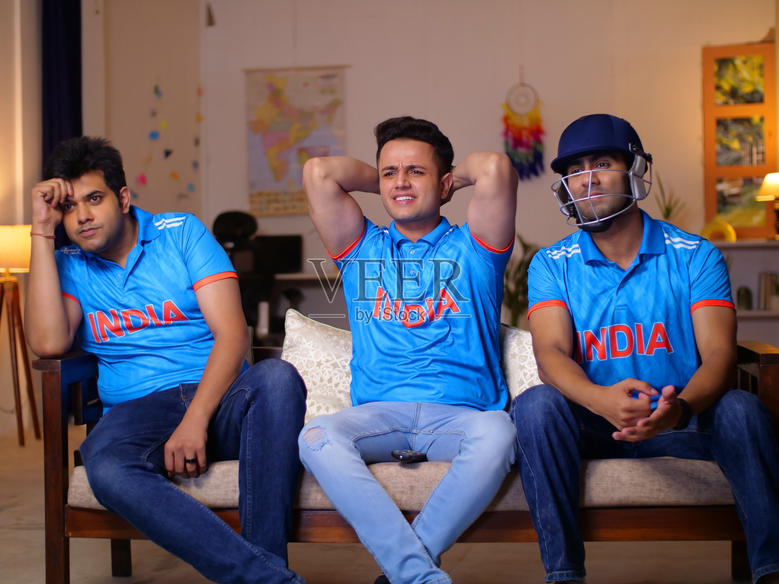 穿着印度板球球衣的印度朋友在家里观看板球比赛-失望的球迷,情绪反应,愤怒的板球迷,体育概念照片摄影图片