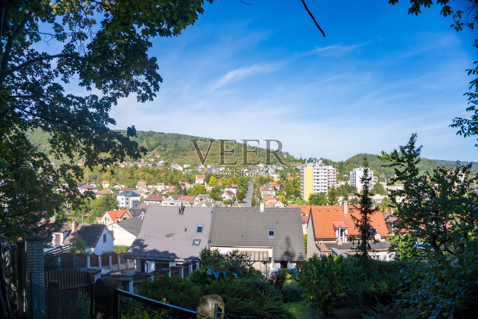从山上俯瞰贝伦城,天空中有一个美丽的图案照片摄影图片