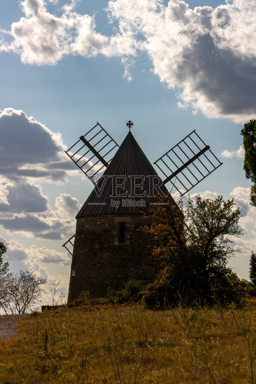 古石风车“圣安妮磨坊”在法国南部日落,卡尔卡松,奥西塔尼亚照片摄影图片