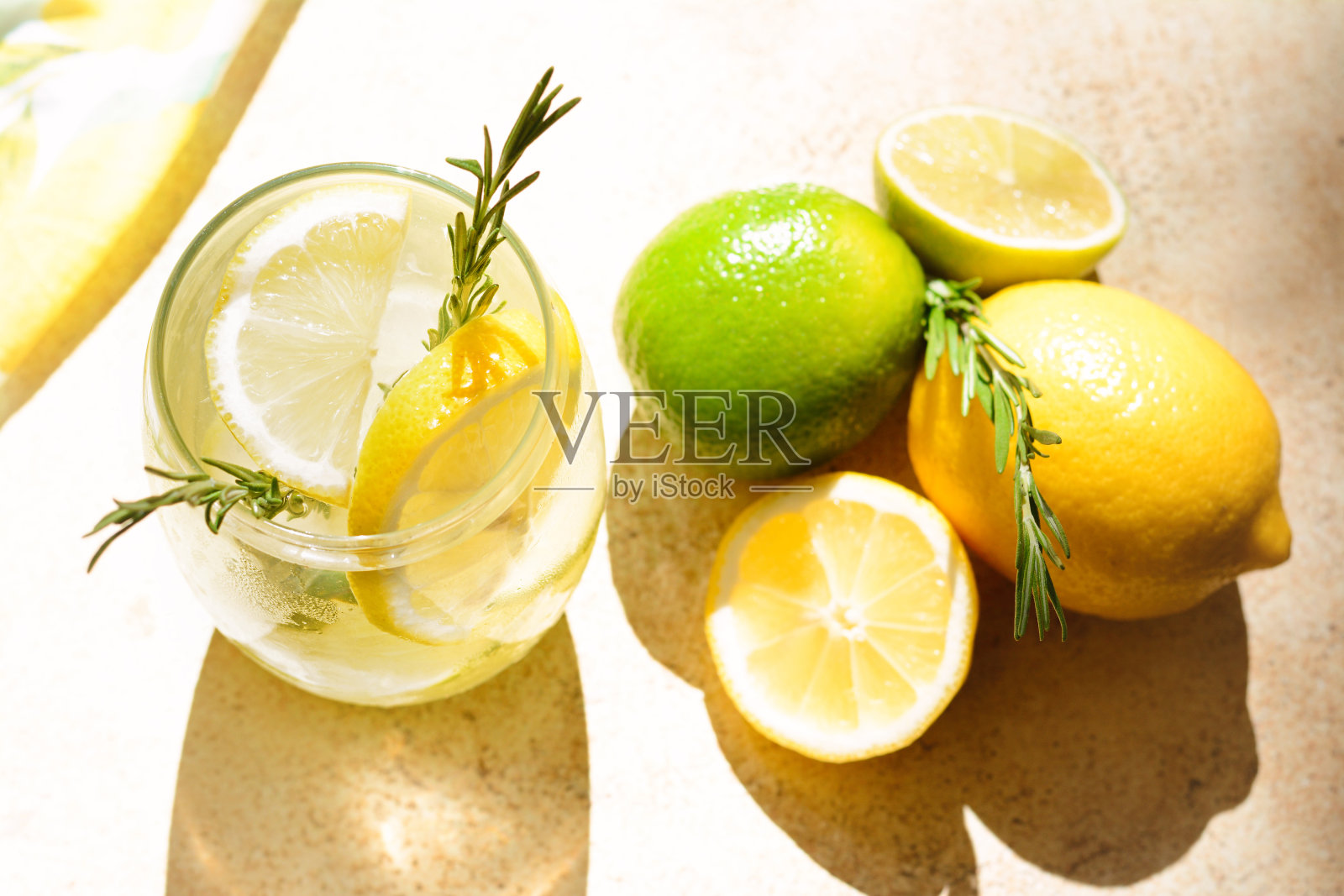 美味清爽的柠檬水和食材放在浅色的桌子上,上图。夏天喝照片摄影图片