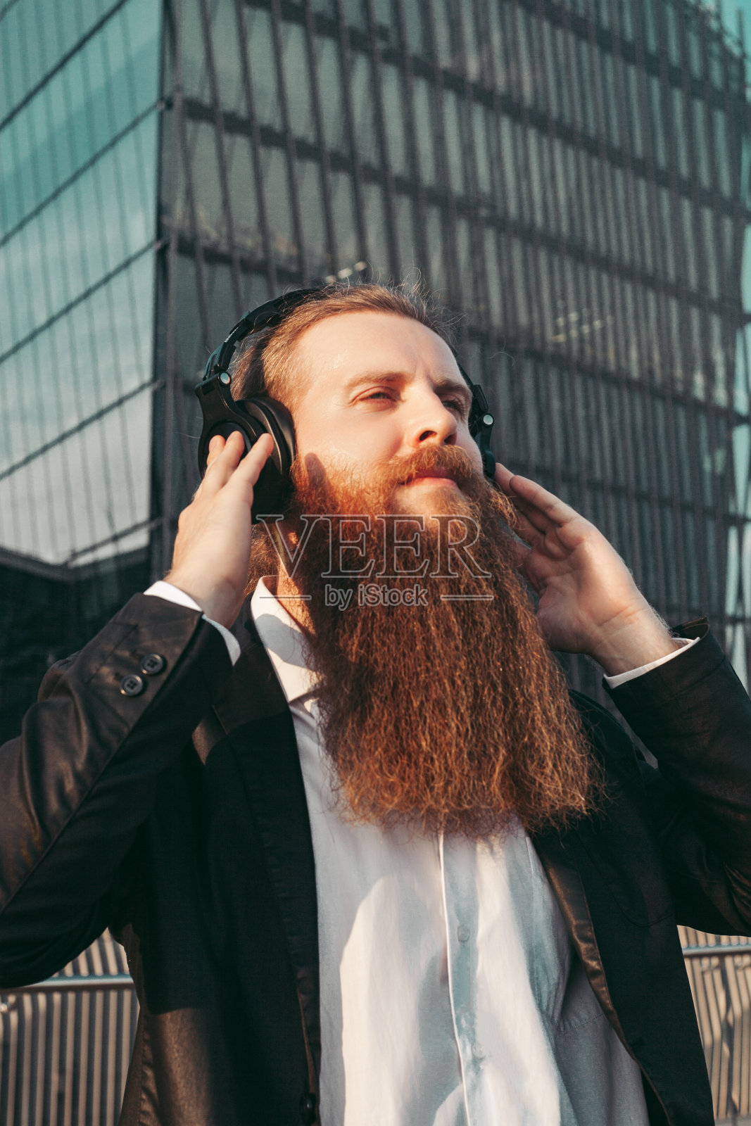 男性欧洲商人热情、冷静、专注,留着长胡子照片摄影图片