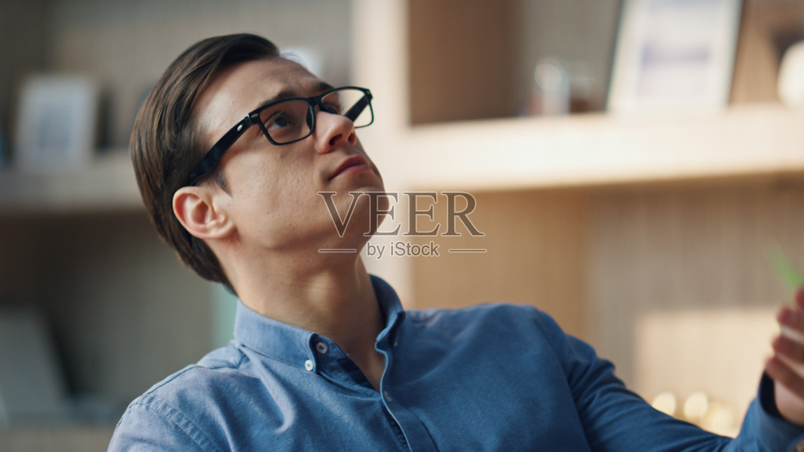 休息的人在办公室打球。设计师在休息时扔玩具照片摄影图片