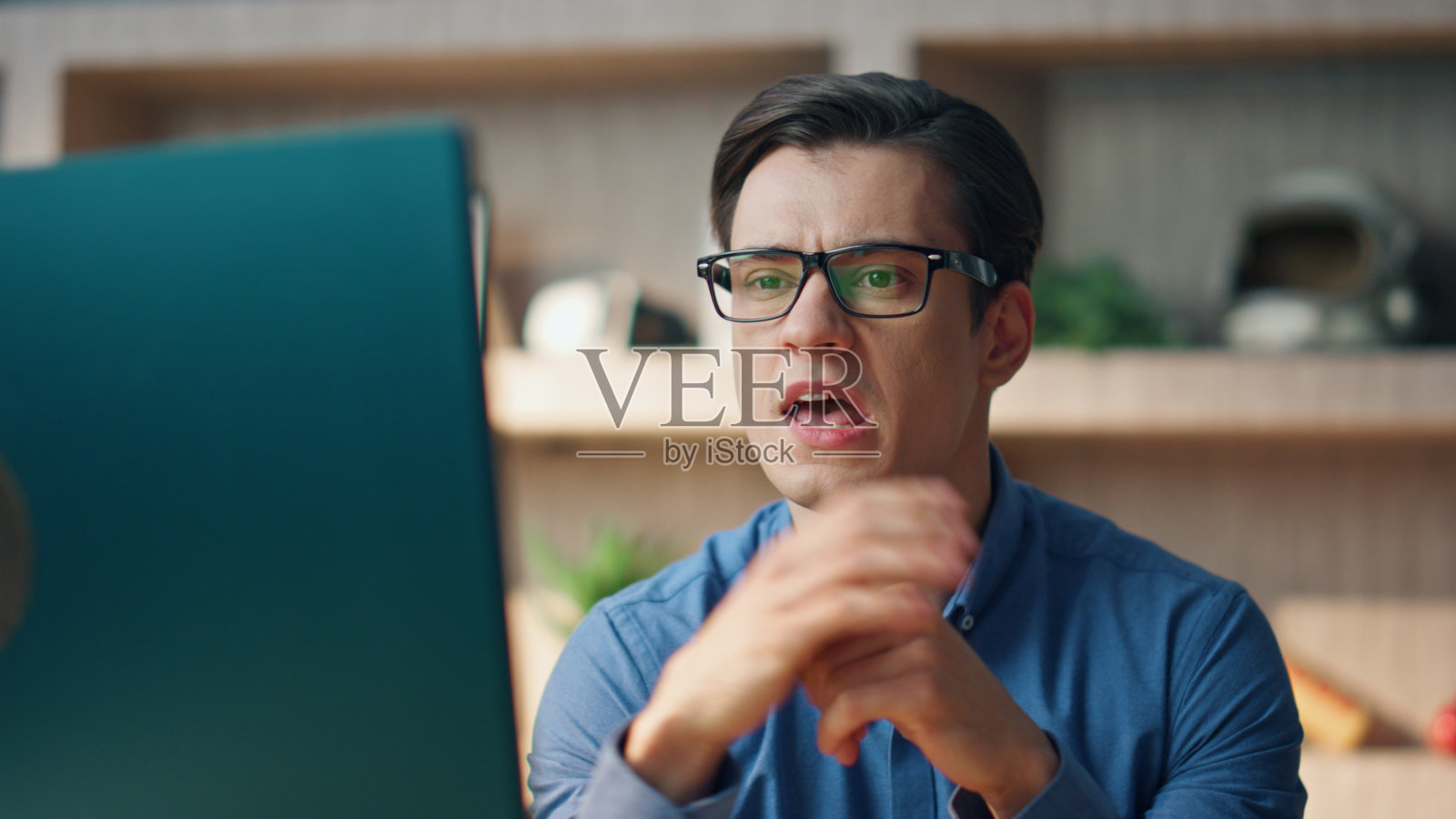 紧张的创业家在工作中争论监控在线电话特写。人吵架照片摄影图片