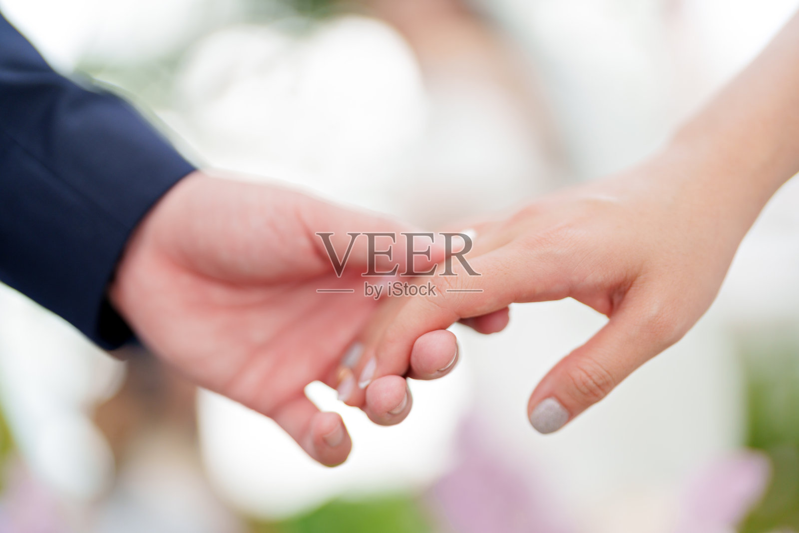 夫妻牵手的腹部照片照片摄影图片