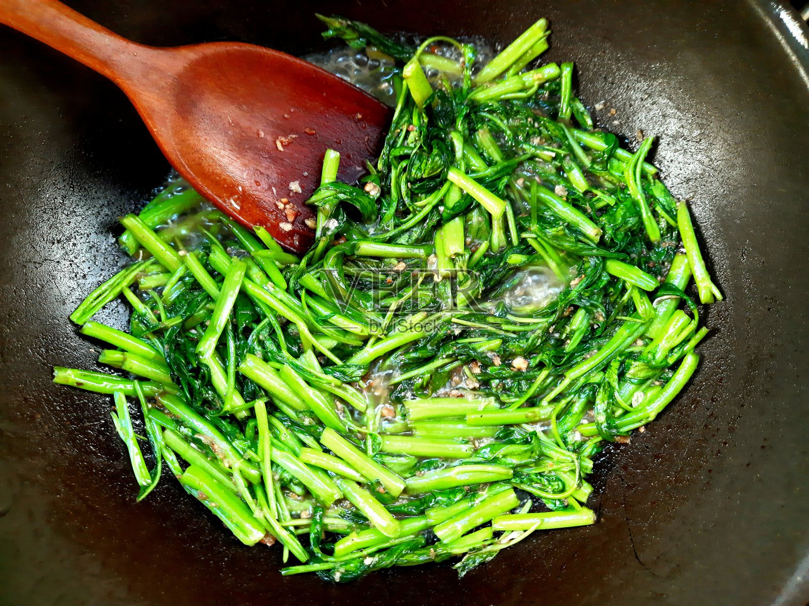 炒制牵牛花蔬菜食品的准备。照片摄影图片