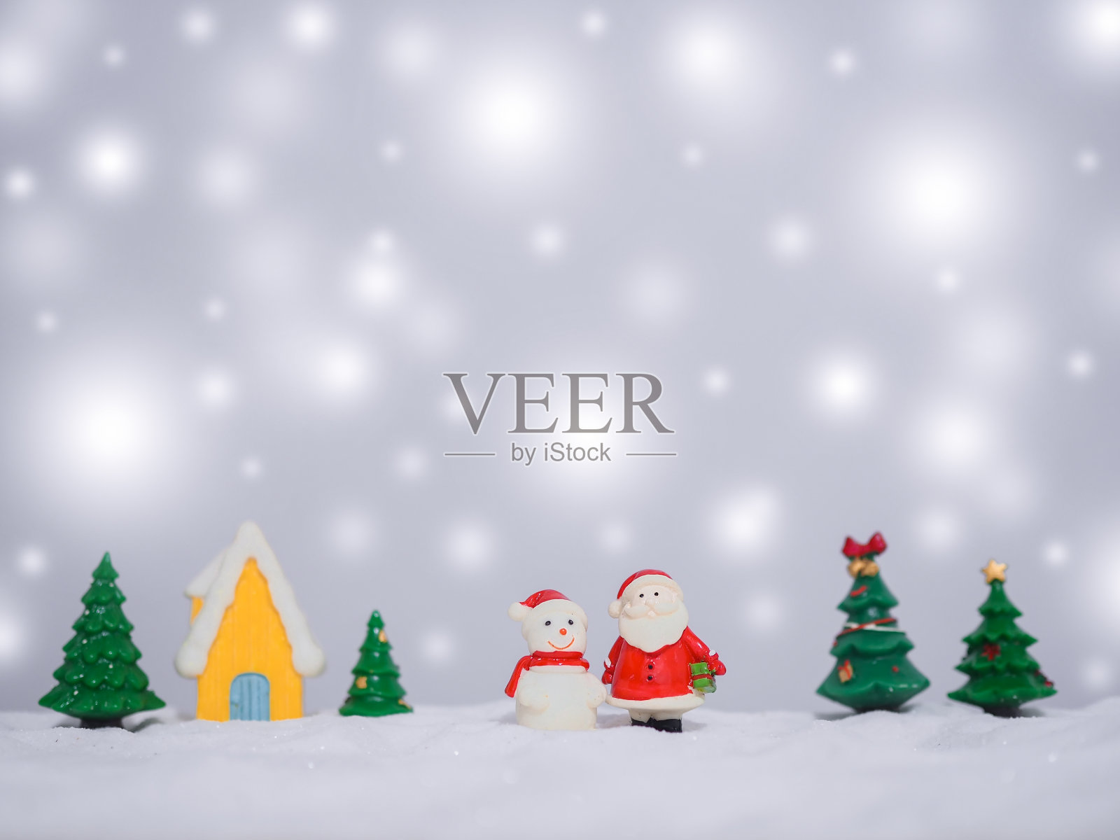 圣诞老人和雪人在小镇用闪亮的光为圣诞和新年假期的背景,冬天的季节,飘落的雪,复制空间为圣诞和新年假期的贺卡。照片摄影图片