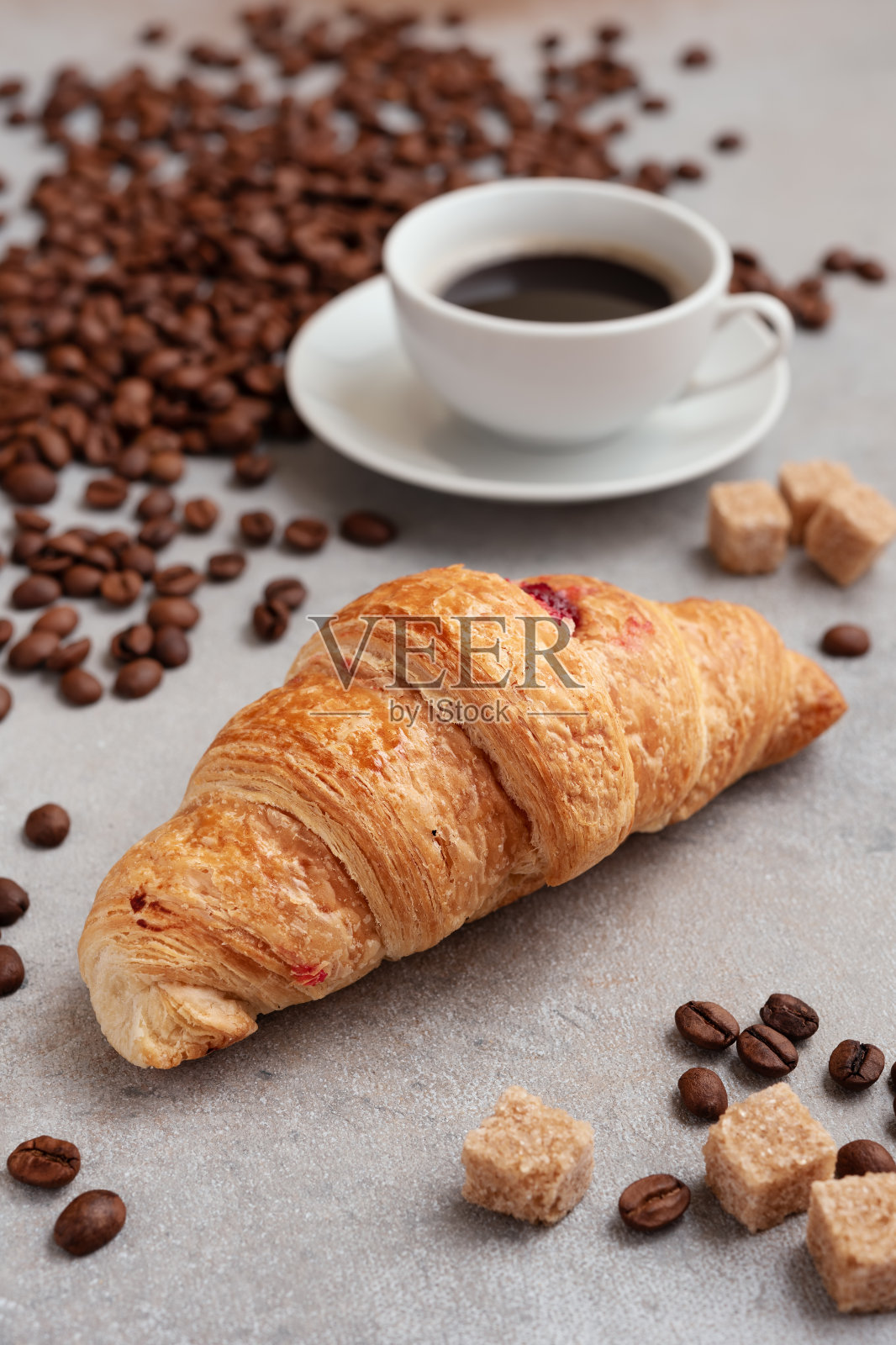 浓缩咖啡和牛角包配咖啡豆照片摄影图片