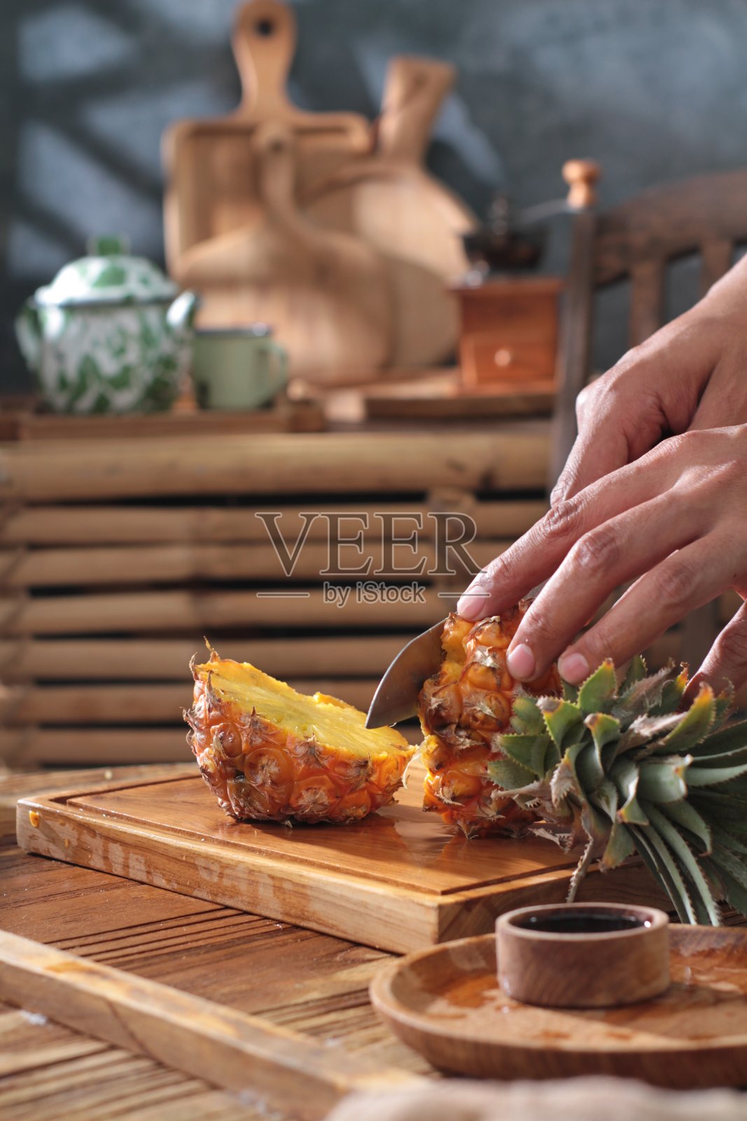 菠萝在厨房的桌子上照片摄影图片