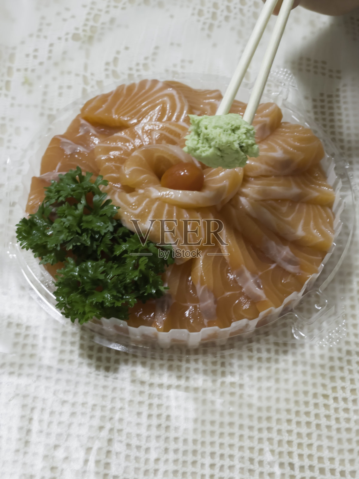 新鲜鲑鱼生鱼片在家里照片摄影图片