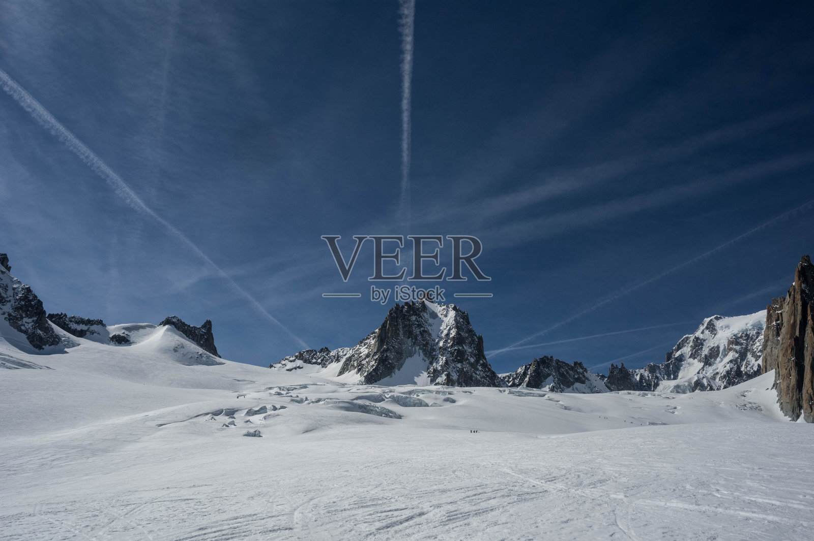 从布兰奇山谷俯瞰勃朗峰照片摄影图片