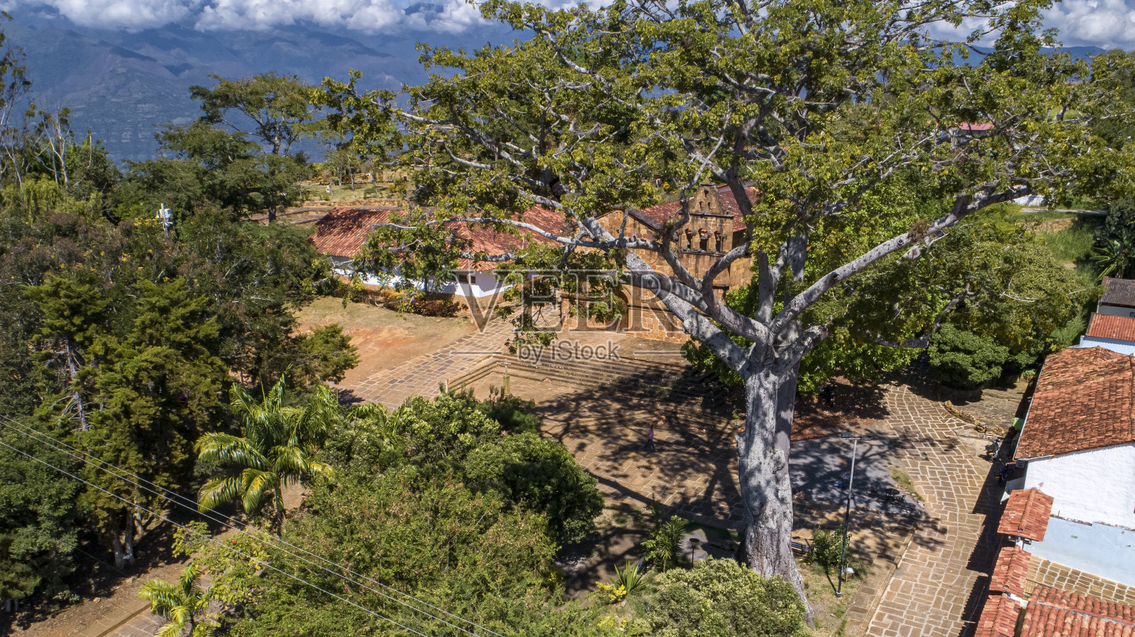 近距离鸟瞰历史小镇巴里卡拉,哥伦比亚与圣巴巴拉教堂照片摄影图片