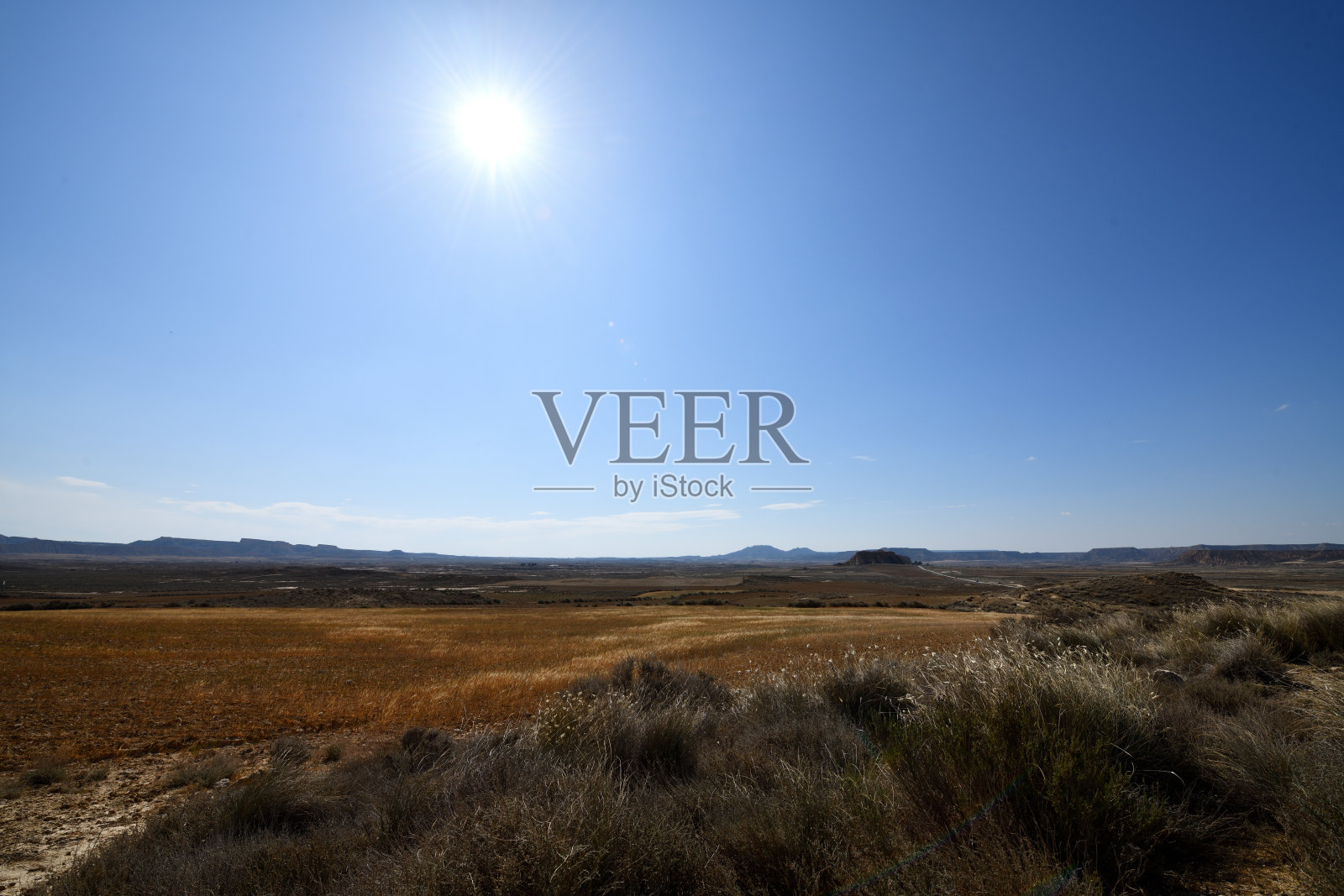 西班牙纳瓦拉,巴迪纳斯雷亚尔国家公园,阳光照在刚刚收割的田地上照片摄影图片