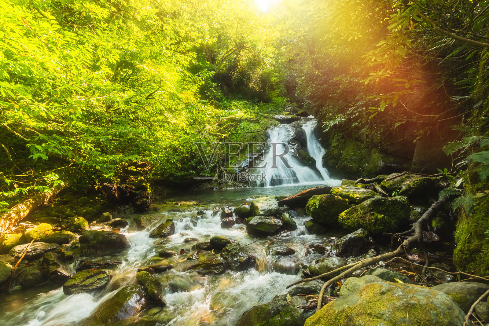 美丽的瀑布在阿贾拉山河流在大自然中照片摄影图片