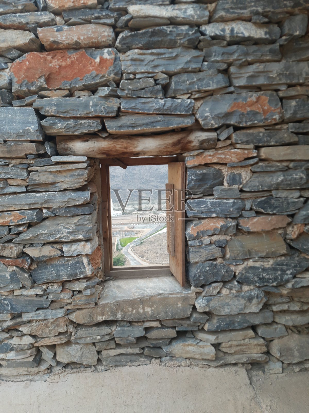 沙特阿拉伯,Al-Baha,古老的遗产村庄Thee Ain(Zee Ain),房屋,清真寺,塔楼和堡垒,拥有独特的石墙和木制门窗,位于山脉中间,紧邻香蕉种植园照片摄影图片