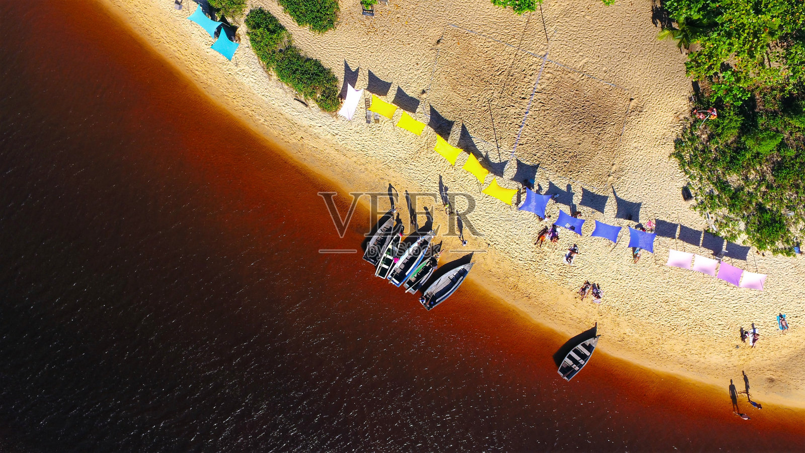 巴西巴伊亚州塞古罗港的Caraiva海滩。热带海滩风光照片摄影图片