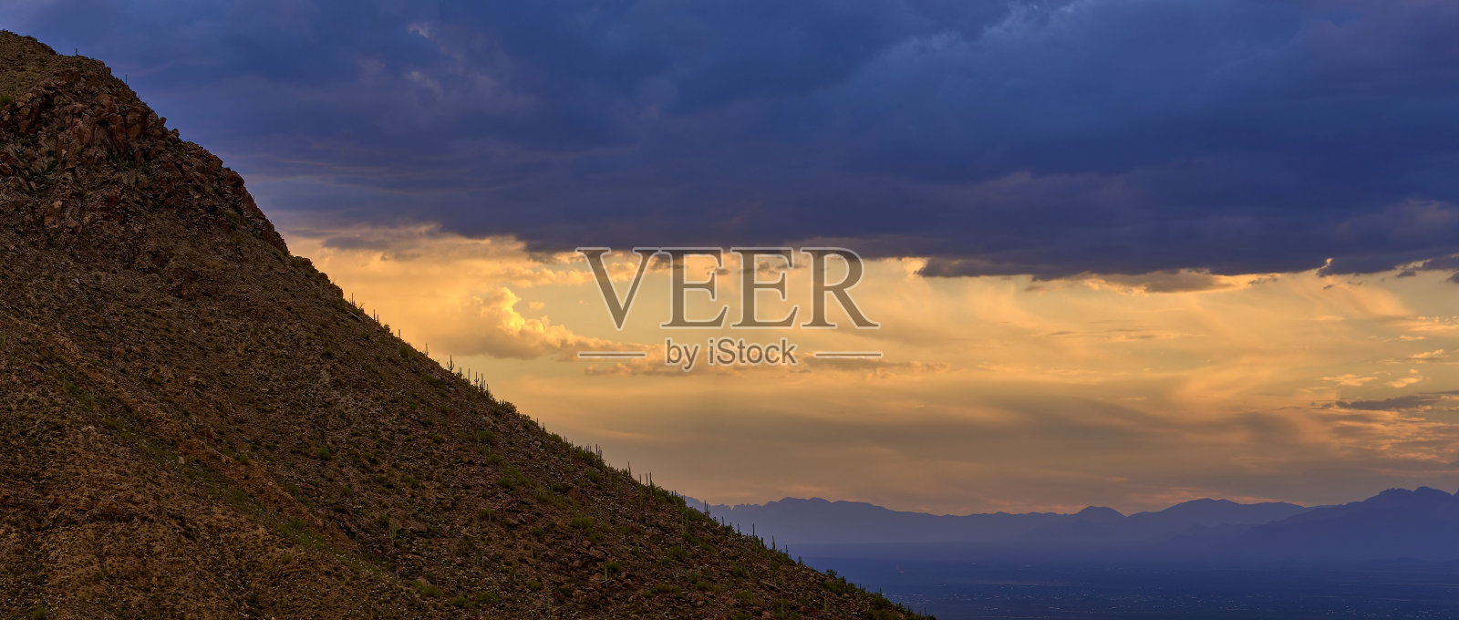 亚利桑那州图森市盖茨山口的日落被金色的夜空照亮照片摄影图片