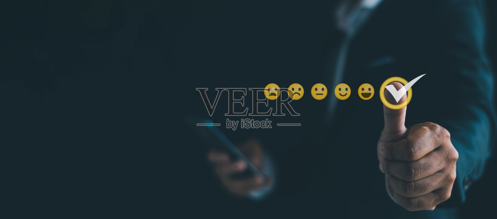 商家举着招牌,面带微笑,心情愉快,反馈分数好,积极思考,顾客评论,满意度评估,世界精神卫生日,心情平静,心理健康,心情好。照片摄影图片