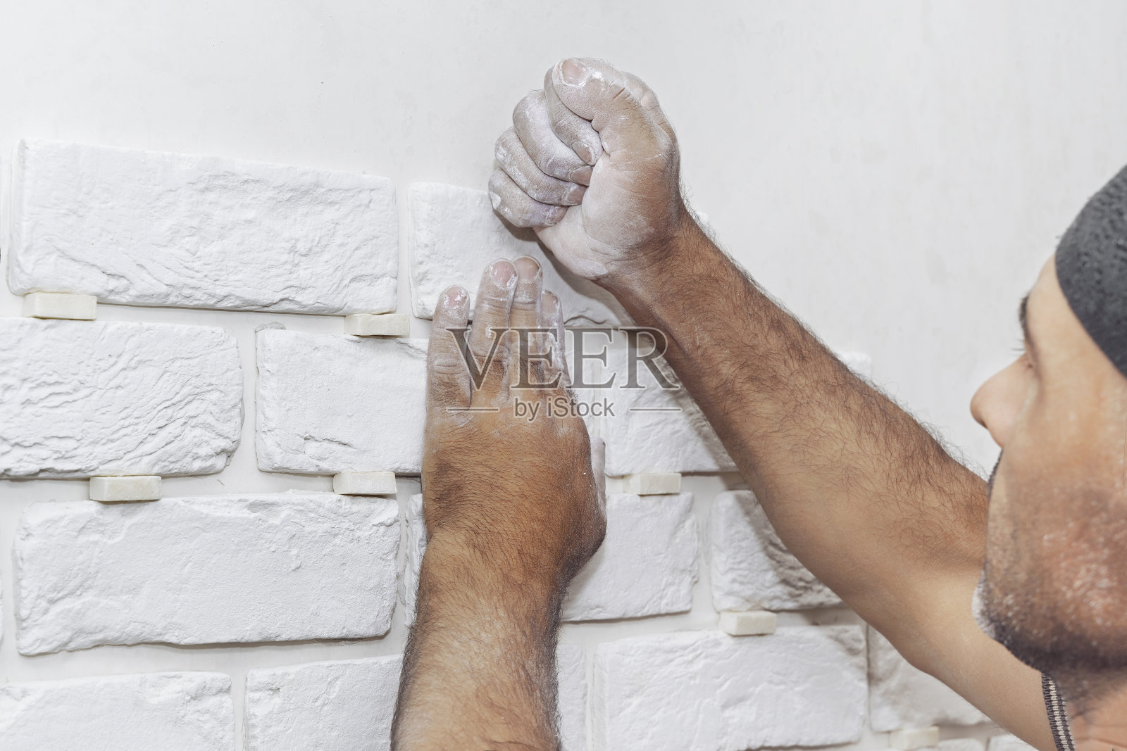 建筑工用石材装饰砖墙照片摄影图片