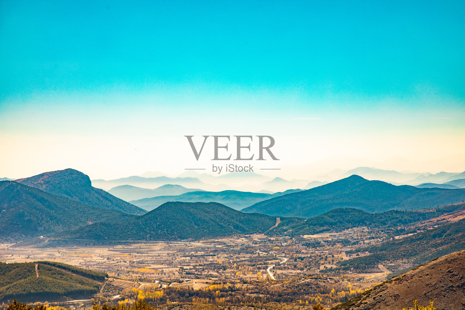 鸟瞰山景和乡村风光。照片摄影图片