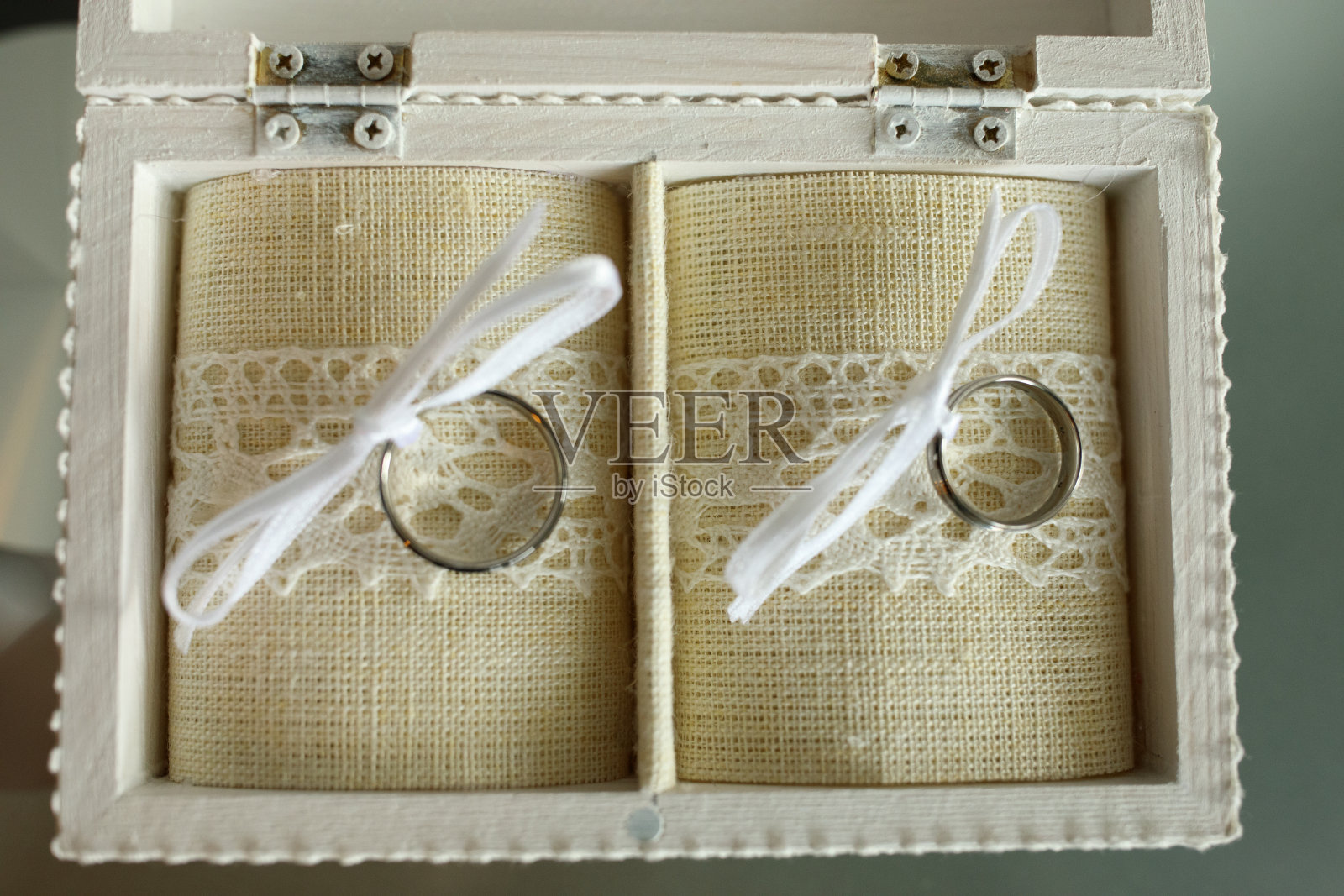 打开木质首饰盒,里面有先生和夫人的结婚戒指照片摄影图片