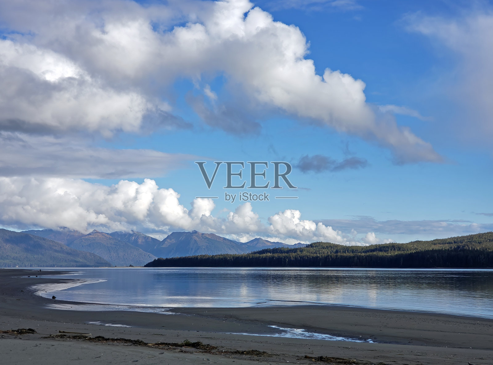 从阿拉斯加东南部的古斯塔夫斯海滩欣赏到的壮观的云。照片摄影图片