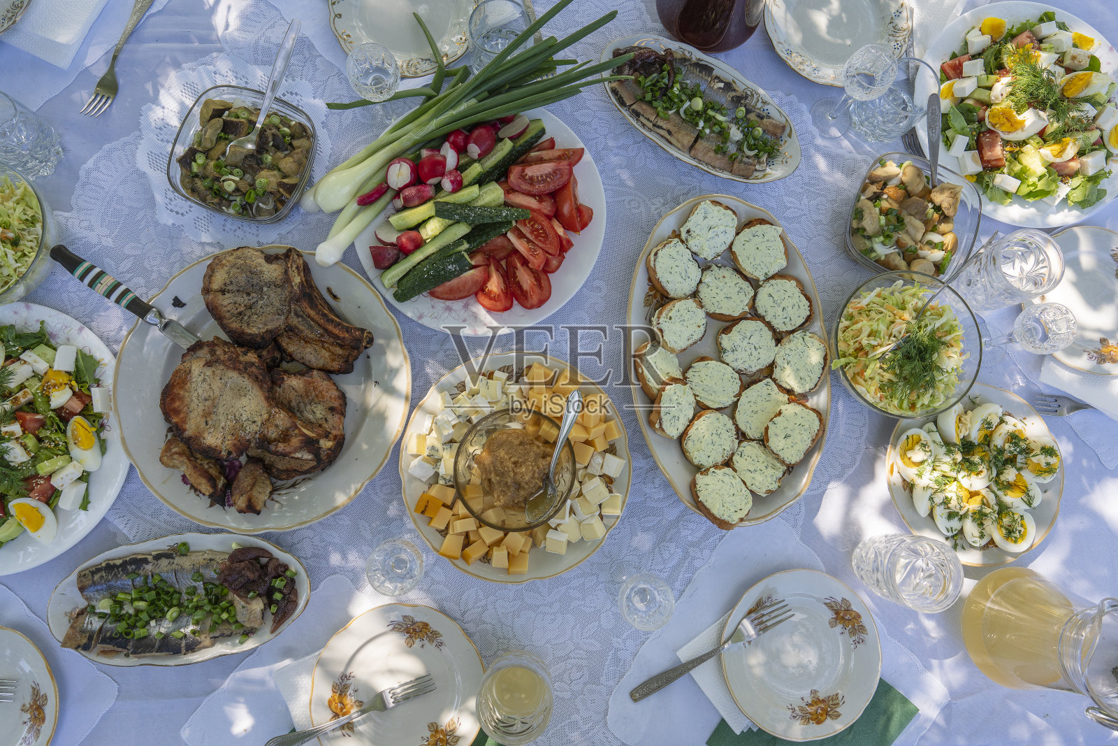 顶部的视图全表的乌克兰餐在桌子上吃。桌子上有许多即食食品和食物,户外,特写照片摄影图片