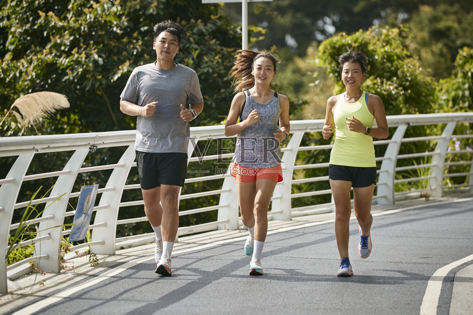 年轻的亚洲成年人在户外慢跑照片摄影图片