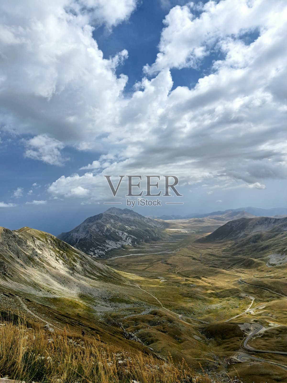 阴天时山脉的美景照片摄影图片